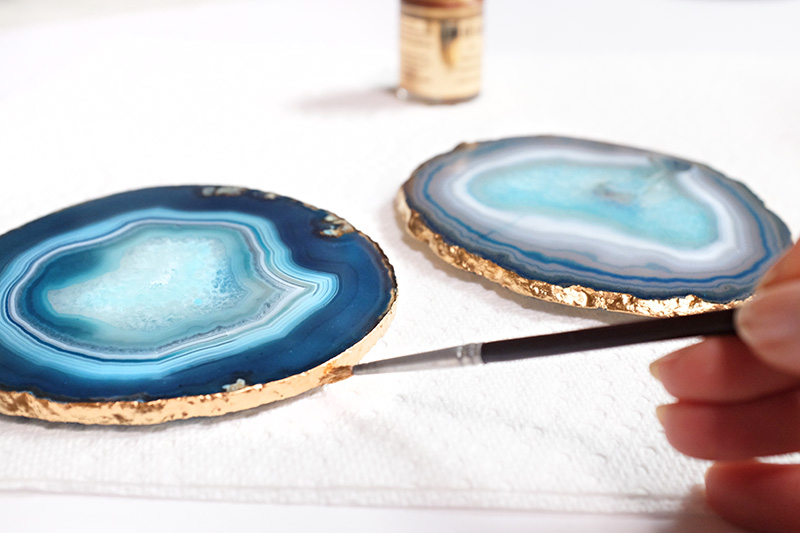 DIY Anthropologie style Gilded Agate Coaster Set Tutorial! This is SO easy and beautiful! Great gift idea too! GildedMaven.com